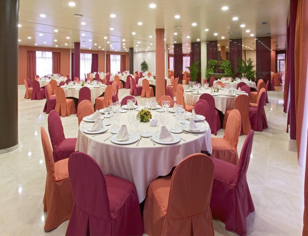 Apartamentos Mar كوميلاس المطعم الصورة